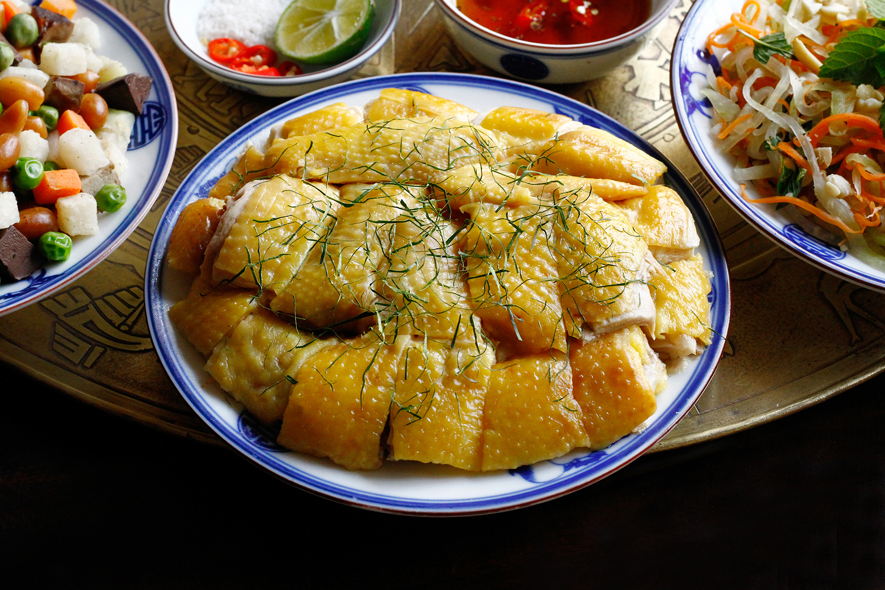 Gà chặt làm mâm cỗ mọng nước.